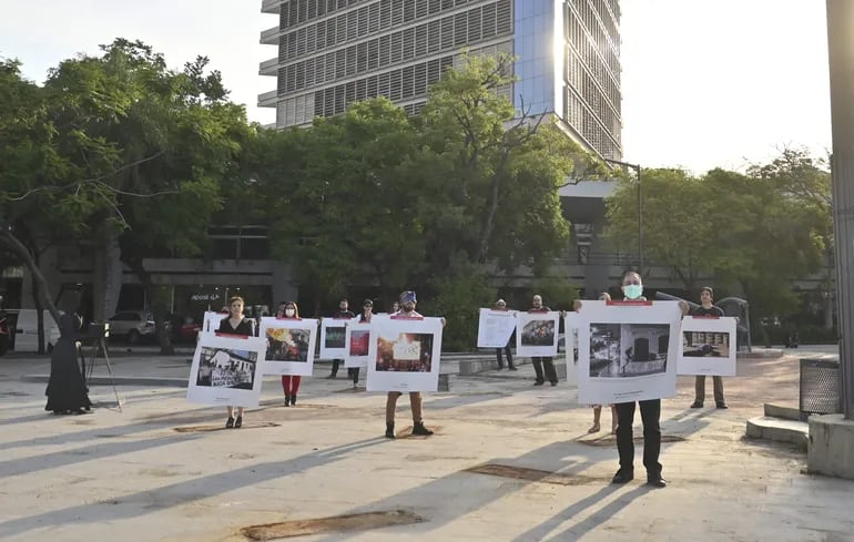 Fotógrafos exhibieron sus imágenes en la Plaza de la Democracia haciendo frente al intento de censura por parte de la Municipalidad de Asunción. La muestra es de las imágenes finalistas del concurso "El derecho a la protesta social".