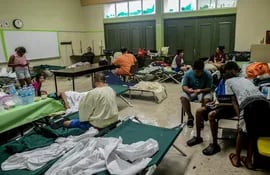 La gente descansa dentro de un refugio después del paso del huracán Fiona en Salinas, Puerto Rico, el 19 de septiembre de 2022.
