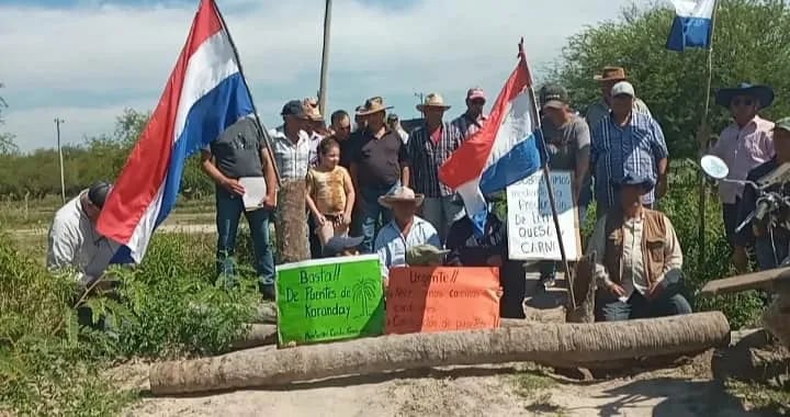 Un grupo de pobladores de Montuoso Costa, distrito de Guazucuá, se manifestaron para exigir a las autoridades la reparación y el mantenimiento de camino de to tiempo.