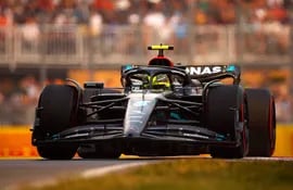 El múltiple campeón del mundo de la F1, el británico Lewis Hamilton, con su Mercedes durante las pruebas de ayer.