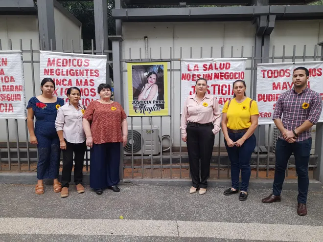 Familiares y amigos de Maylen, aguardando el resultado final del juicio contra el doctor Miguel Ángel Cavallo, por homicidio doloso en medio de una cirugía estética de implante de mamas.