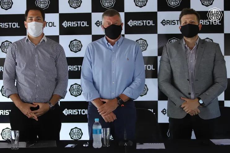 Eduardo Giménez, director de Bristol, Miguel Brunotte, presidente de Olimpia, y Diego Chamorro, gerente de marketing de Bristol.