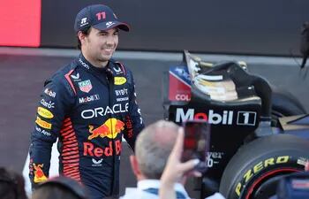El mexicano Sergio Pérez, piloto de Red Bull Racing, después de ganar la carrera sprint del Gran Premio de Azerbaiyán en el circuito callejero de Bakú.