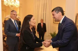 Santiago Peña recibió a Debra Haaland, Secretaria del Interior del Gobierno de EEUU., en Mburuvicha Róga.