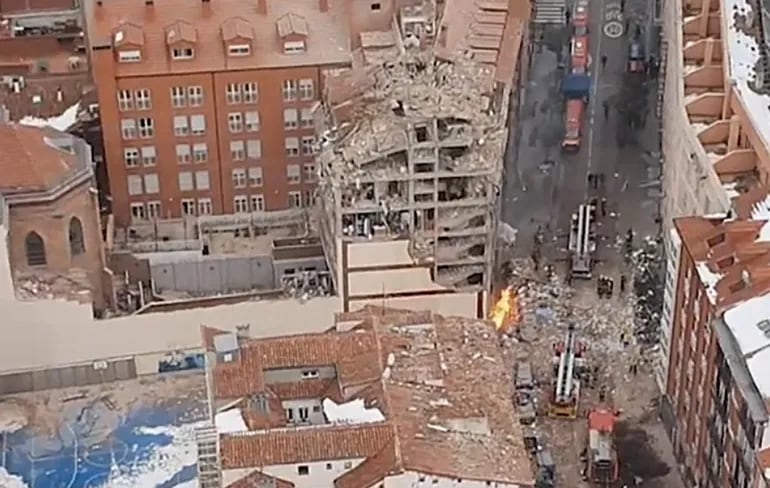 Un sacerdote y una pareja de adultos mayores perdieron la vida en el derrumbe de un edificio, situado en el centro de Madrid, España, que se debió a una fuerte explosión como consecuencia de una fuga de gas cuya solución se estaba buscando.