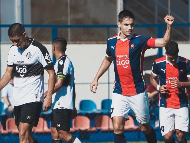 Damián Bobadilla (d) festeja uno de los goles de Cerro Porteño en el empate 2-2 en el superclásico de la Categoría Reserva.