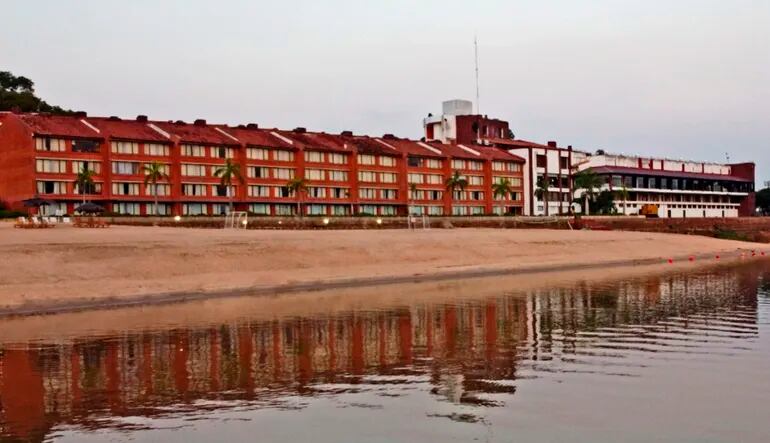 Habitaciones y piscinas panorámicas con vistas al río Paraguay tiene el Resort Yacht y Golf Club.