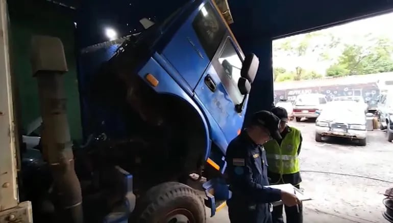 Agentes policiales recaban datos de las dos camionetas que se encontraban en un taller mecánico pero que seguían demandando combustible estatal.