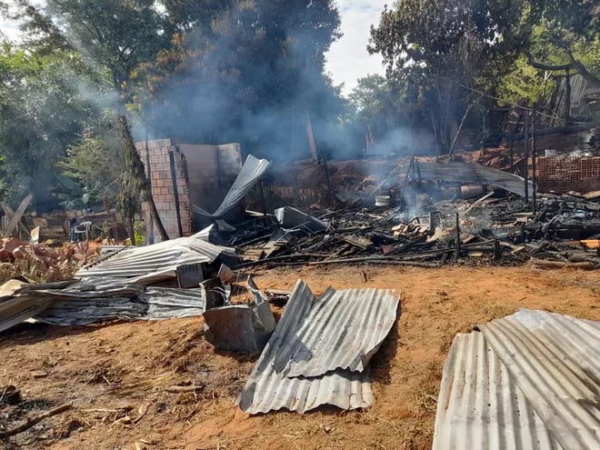 En estas condiciones quedó la casa de una familia de escasos recursos económicos de la localidad de Ypané, tras un voraz incendio.
