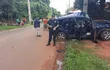 Un efectivo policial custodia el sitio donde la camioneta Suzuki New Grand Vitara chocó contra una columna de la Ande en la calle San Pedro de Posta Ybycuá, en Capiatá.