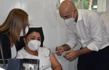 Myriam Arrúa recibe la primera dosis de Sputnik V en el Hospital Nacional de Itauguá.