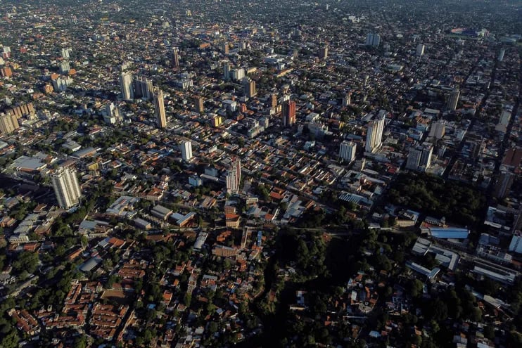 Vista aérea de Asunción, en la que se percibe el crecimiento de emprendimientos inmobiliarios de altura.