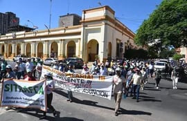 Movilización de funcionarios administrativos y docentes de la Universidad Nacional de Asunción (UNA) por la aprobación de presupuesto acorde para el 2023.