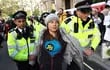 Greta Thunberg es aprehendida durante una manifestación en Londres, el martes.