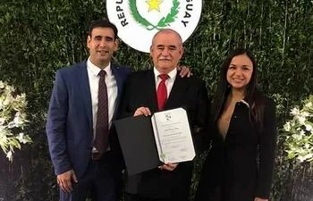 Desde 2018, Alexis Penayo, su padre, el  exlegislador Atilio Penayo (ANR), y la diputada Jazmín Narváez (ANR- HC) trabajan juntos políticamente.