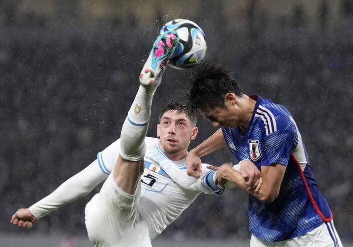 El uruguayo Federico Valverde (i) puntea el balón ante el japonés Hiroki Ito, durante el amistoso del viernes pasado.