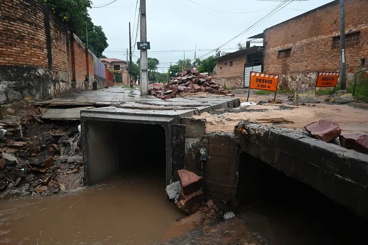 Las obras de desagüe pluvial en avenida Molas López, de Asunción, llevan meses de atraso. El retraso perjudica a los vecinos, conductores de vehículos y peatones, cuya situación se complica aún más cuando llueve.
