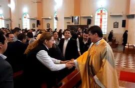 El sacerdote Osvaldo Duarte saluda a la ministra de Salud María Teresa Barán durante la Misa de acción de gracias por los 50 años de vida institucional  de la FROSEP.