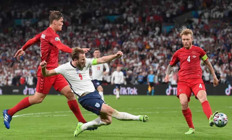 Harry Kane golpea el balón para conseguir el segundo gol de Inglaterra, luego de que el arquero danés Kasper Schmeichel le diera rebote al tapar el penal rematado por el propio capitán inglés