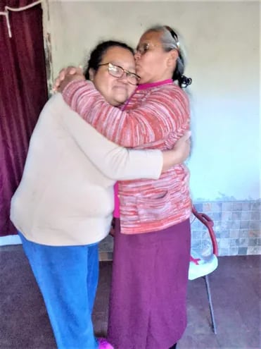 Madre se reencuentra con su hija después de 44 años.