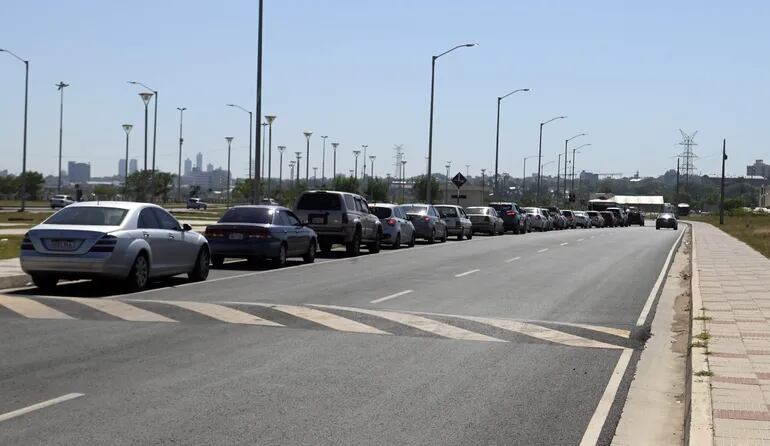 Interminable fila de automóviles nuevamente ayer en el puesto de testeo de la Costanera de Asunción.
