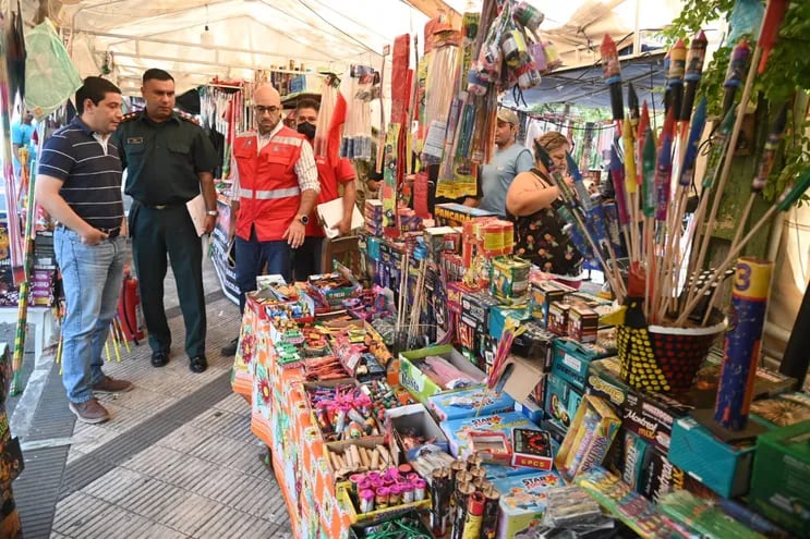 Municipalidad de Asunción realizó control de locales de venta de pirotecnia