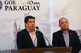 El director ejecutivo paraguayo de Yacyretá, Luis Benítez, junto al jefe financiero de la entidad, Federico Vergara, en conferencia de prensa tras la reunión con el Equipo Económico.