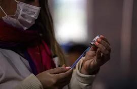 Una persona se vacuna contra la covid-19 en un vacunatorio de Tecnópolis el 2 de septiembre de 2021 en Buenos Aires. (archivo). EFE/Juan Ignacio Roncoroni