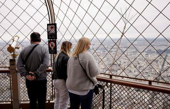 En París, la caída del euro frente al dólar en las últimas semanas dio una nueva alegría a unos, a menudo adinerados, turistas estadounidenses, que regresan en masa tras dos años marcados por la pandemia.