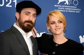 El director chileno Pablo Larraín junto a la actriz Kristen Stewart presentan "Spencer" en el Festival Internacional de Venecia.
