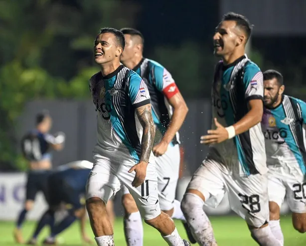William Mendieta (i), jugador de Libertad. celebra un gol en el partido contra Sportivo Trinidense por el torneo Clausura 2023 del fútbol paraguayo en el estadio Martín Torres, en Asunción.