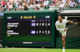 El español Carlos Alcaraz debutó con un complicado triunfo en Wimbledon.