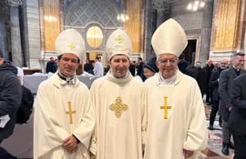 Mons. Amancio Benítez, el nuncio en Paraguay, Vincenzo Turturro, y el cardenal Adalberto Martínez, luego de que recibiera la ordenación como arzobispo en Roma.