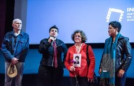 Celsa Ramírez, con una fotografía y una flor en la mano, y la directora Sofía Paoli Thorne (derecha) acompañaron la presentación del documental "Guapo'y", que se exhibe en Buenos Aires.