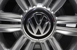 Detalle del logo de Volkswagen en una rueda. Imagen de archivo, EFE.