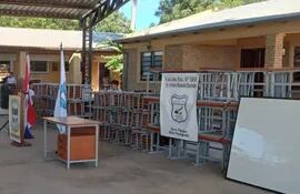 Mobiliario entregado a alumnos y maestros de Toro Pampa por parte de la Municipalidad de Fuerte Olimpo. Fue adquirido con dinero del Fonacide.