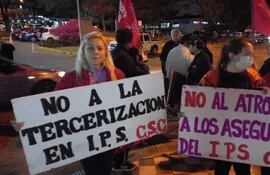 Asegurados protestan esta tarde frente al Instituto de Previsión Social (IPS).