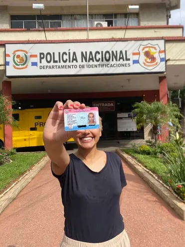 Belén González posa con cédula en mano a la salida del Departamento de Identificaciones de la Policía Nacional.