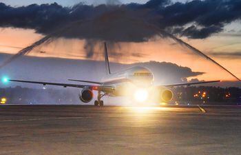 El avión del primer vuelo regular de Eastern Airlines, un Boeing 767-300, recibió ayer el arco de bautismo, a cargo de los bomberos del aeropuerto. Tendrá dos viajes semanales.