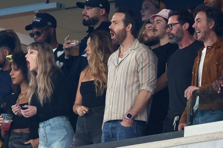 Taylor Swift junto a Ryan Reynolds y Hugh Jackman estuvieron en la tribuna en el juego entre Kansas City Chiefs y New York Jets en el MetLife Stadium.