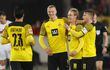 Julian Brandt (2° D) celebra con Erling Haaland y otros compañeros tras anotar el primer gol para Borussia Dortmund.