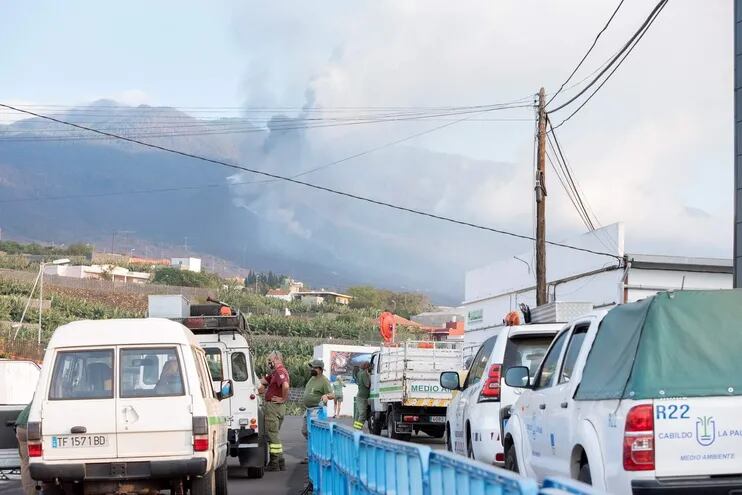 Efectivos de Medio Ambiente del Cabildo de La Palma esperan en el límite de la zona de exclusión para ayudar a los evacuados por el volcán a retirar enseres de sus viviendas, este viernes.