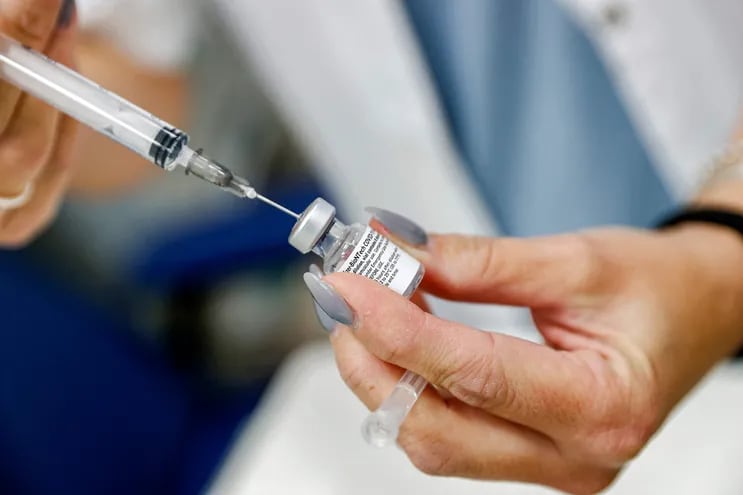 Las vacunas no convierten a las personas en antena. Estas y otras noticias falsas circulan en redes. (JACK GUEZ / AFP)