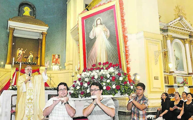 Celebración de la Divina Misericordia, oficiada por el padre Ángel Arévalos, antes de la pandemia.