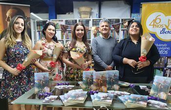 Bianca Mond, Bárbara Ávalos, Pati C. Ramos y Lorena Valois, junto a Pablo Burián de El Lector.
