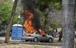 Un automóvil arde en llamas frente al Congreso Nacional, durante los enfrentamientos entre Policías y manifestantes contra el recrudecimiento de las penas a invasores de propiedades.