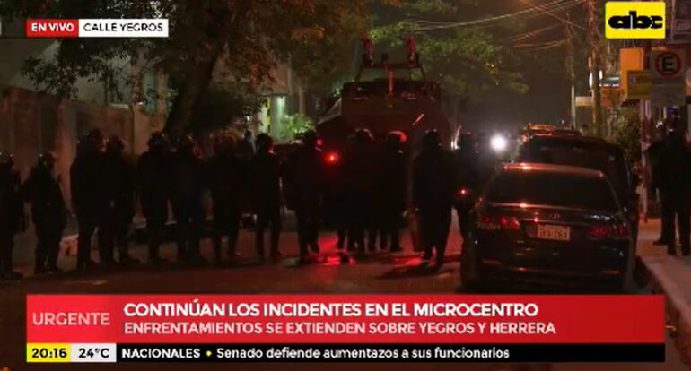 Incidentes entre manifestantes y antimotines en el Microcentro..