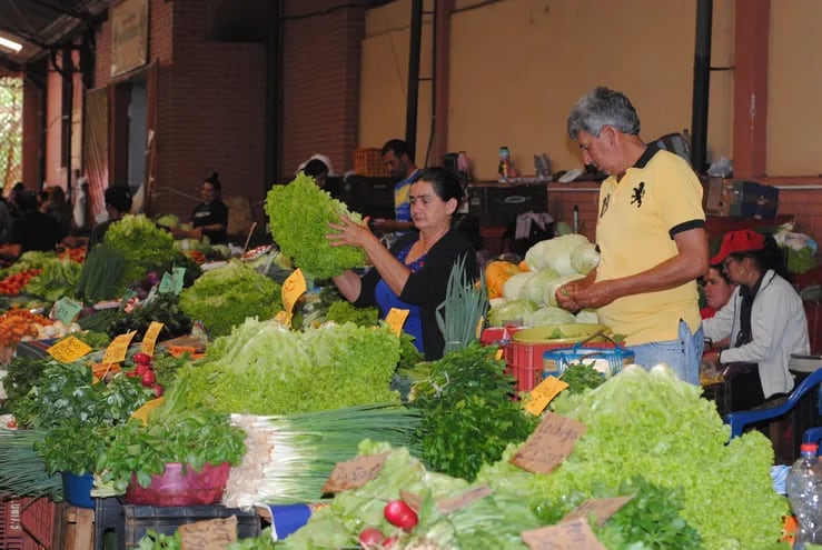 Los hortigranjeros comercializan sus productos en Ciudad del Este.
