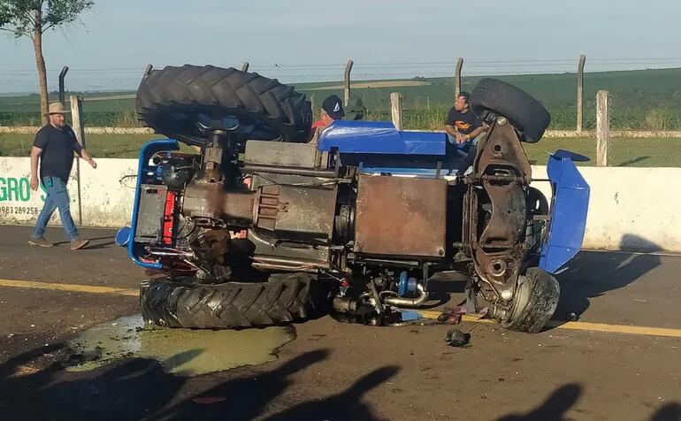 El tractor quedó en esas condiciones tras el percance, ocurrido este sábado.