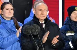 El presidente ruso Vladimir Putin se dirige a la multitud durante una manifestación y un concierto para celebrar el décimo aniversario de la anexión rusa de Crimea en la Plaza Roja de Moscú.